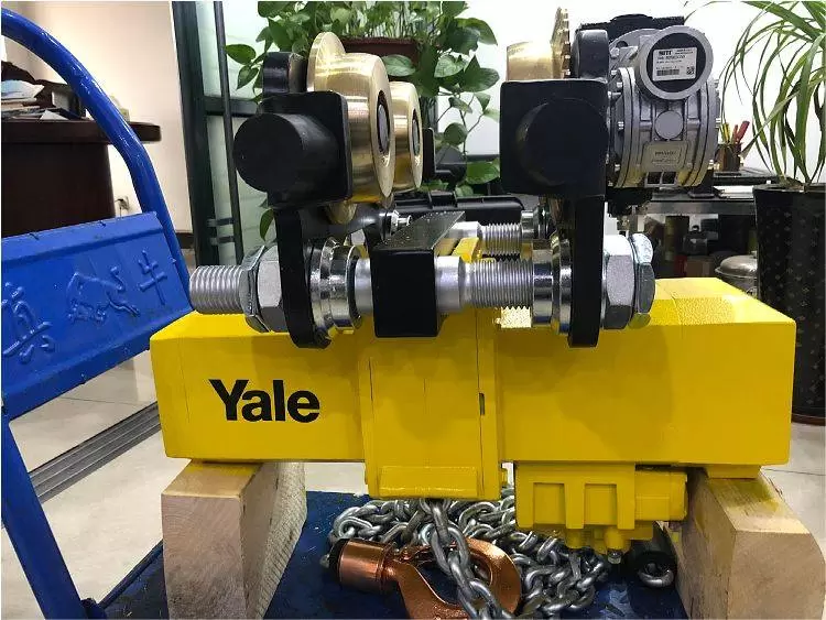 Palan pneumatique Yale avec chariot