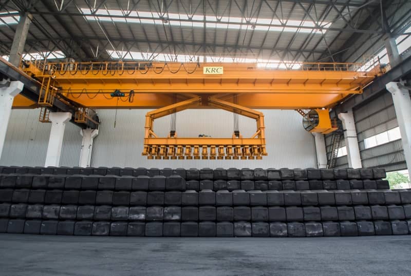 Carbon block special stacking crane