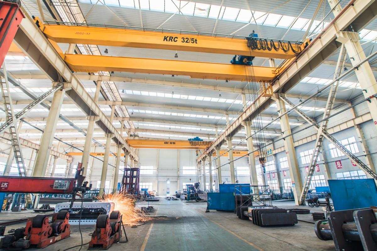 Double girder cranes in special equipment factories